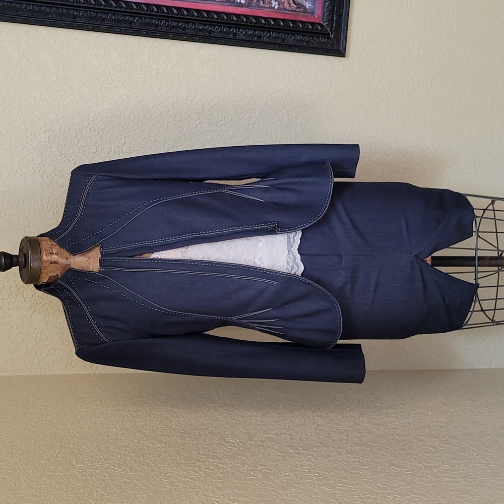GORGEOUS DENIN LOOK TAHARI SKIRT SUIT W/LACE TOP SIZE XS